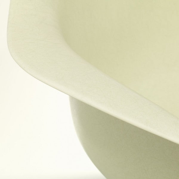 Eames Fiberglass Armchair DAW
