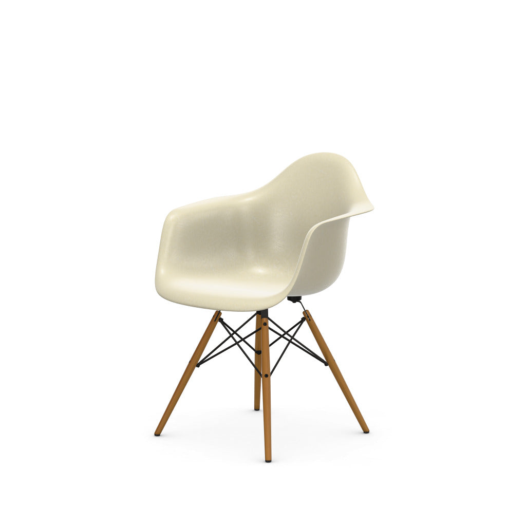 Eames Fiberglass Armchair DAW
