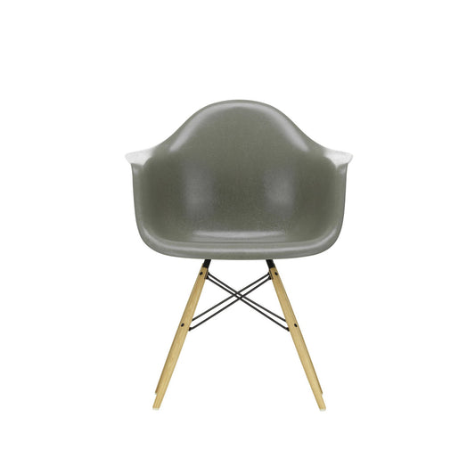 Eames Fiberglass Armchair DAW