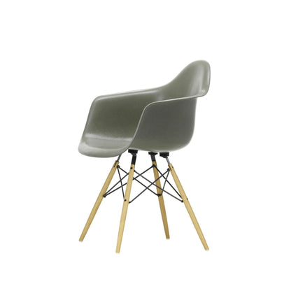 Eames Fiberglass Armchair DAW