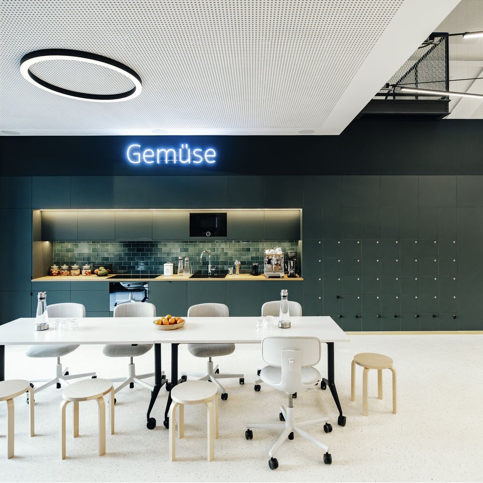 MedaMorph Folding Table