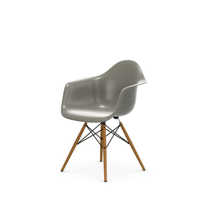 Eames Fiberglass Armchair DAW