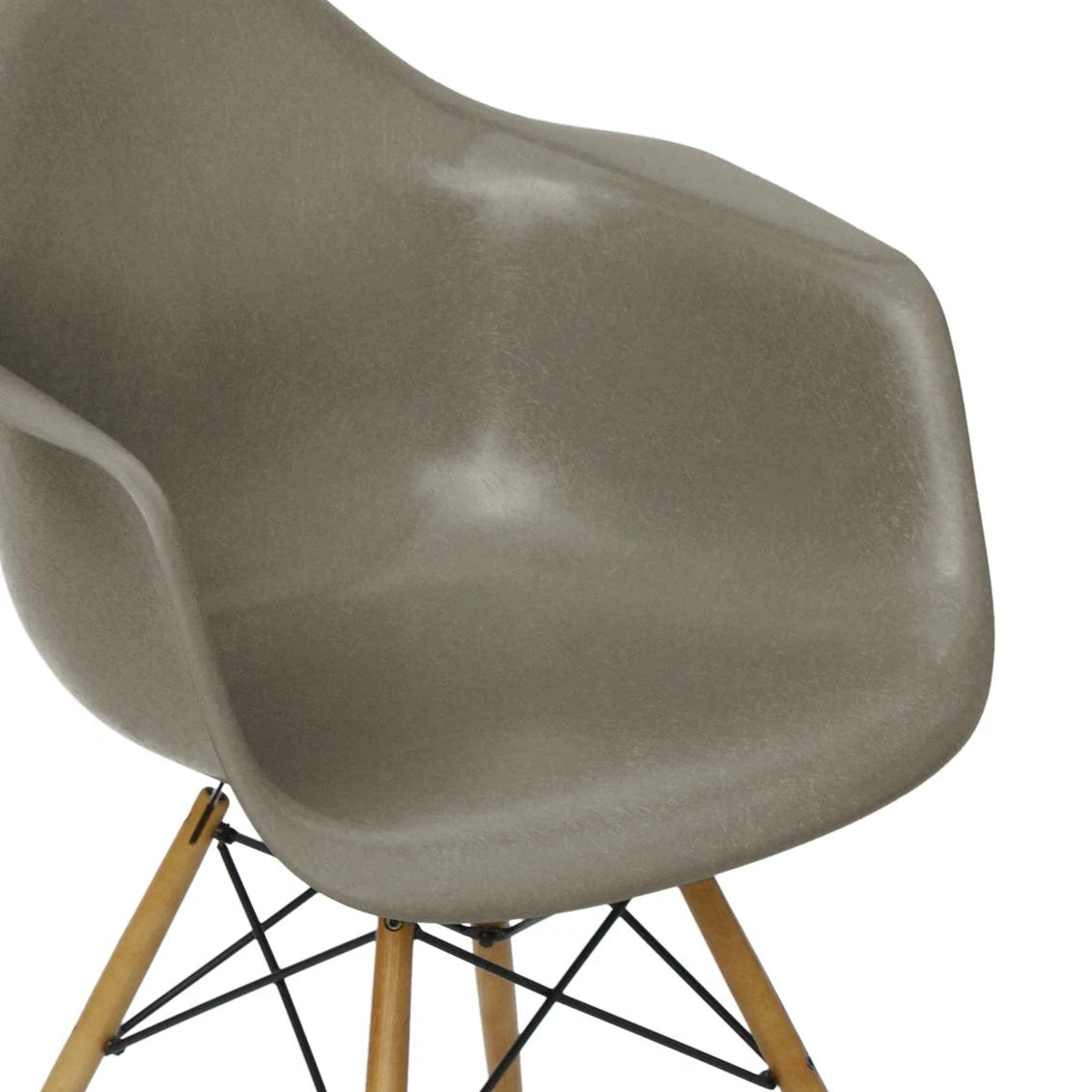 Eames Fiberglass Armchair DAW